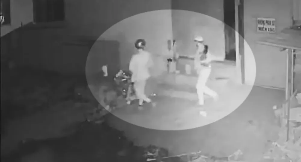 Sau khi bắt chín con gà, hai người này nhanh chóng tẩu thoát. Ảnh: HT Người dân báo mất 9 con gà đá giá hơn 20 triệu ở Bình Tân