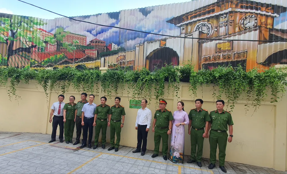 Chi đoàn 2, PC02 cũng ra mắt công trình thanh niên “Không gian xanh” tại Đội Cảnh sát Hình sự đặc nhiệm. Ảnh: NT Không gian xanh ở hẻm 42 Trần Đình Xu, trụ sở của cảnh sát đặc nhiệm