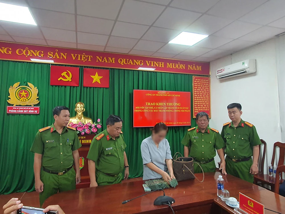 Công an TP.HCM trao trả tài sản cho bà L. Ảnh: NT 3 thanh niên trong hội 'vỡ nợ làm liều', đột nhập cướp 1 tỉ thì bị bắt quả tang