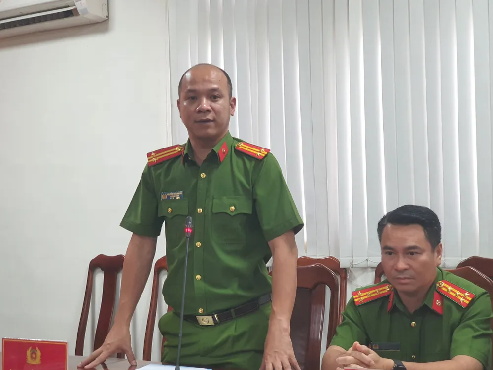 Trung tá Nguyễn Thành Hưng, Trưởng PC02 cung cấp thông tin về vụ cướp. Ảnh: NT nhom-cuop-1-1-ti-o-quan-12-se-tau-thoat-sang-campuchia-neu-thanh-cong-4.jpg