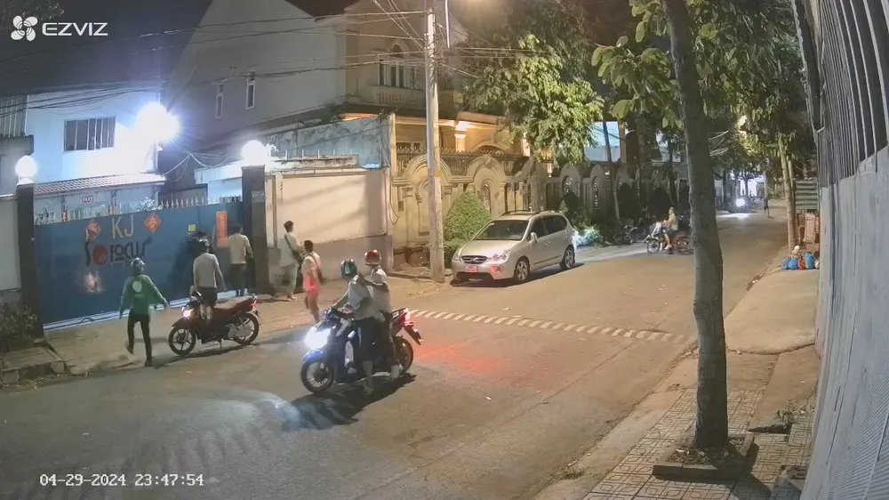 Nhiều lực lượng phối hợp nhanh chóng ập đến hiện trường. Ảnh: CA Nhóm cướp 1,1 tỉ ở quận 12 sẽ tẩu thoát sang Campuchia nếu thành công
