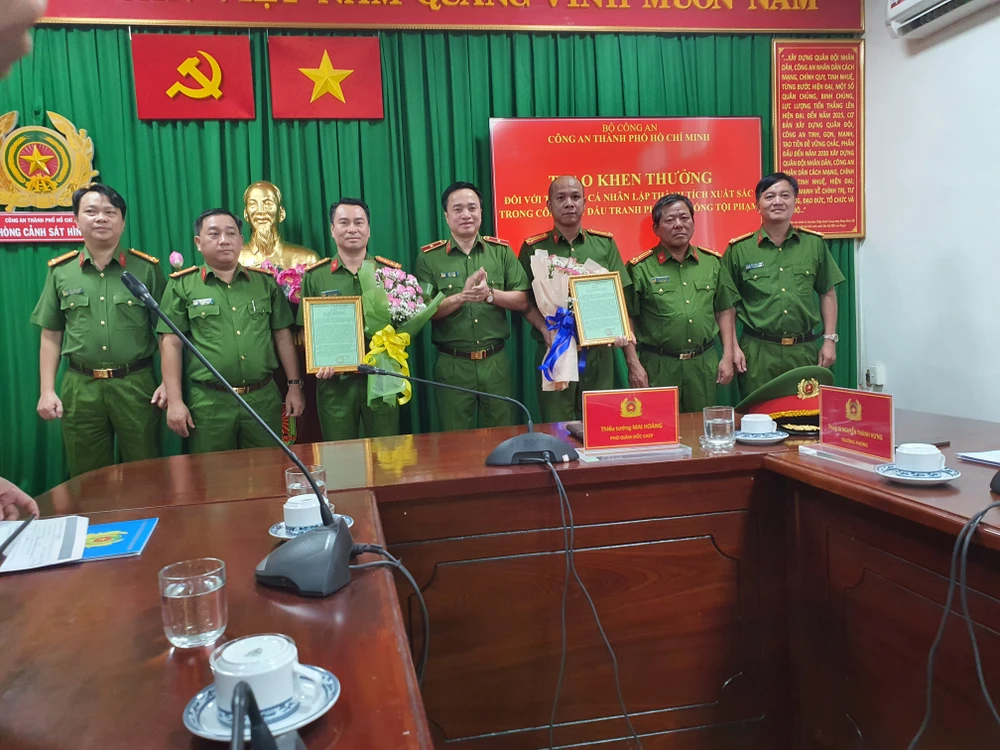 Thiếu tướng Mai Hoàng, Phó Giám đốc Công an TP.HCM trao khen thưởng cho các đơn vị phá án. Ảnh: NT Nhóm cướp 1,1 tỉ ở quận 12 sẽ tẩu thoát sang Campuchia nếu thành công