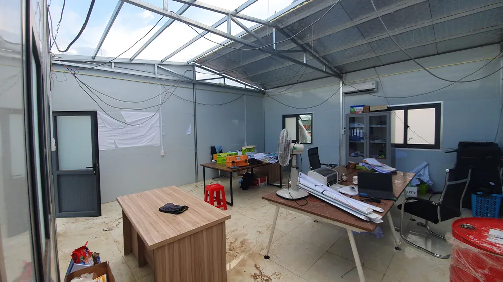 Lốc tốc mái nhà, cây đổ, các công nhân dự án đường Vành Đai 3 phải nấp vào gầm bàn