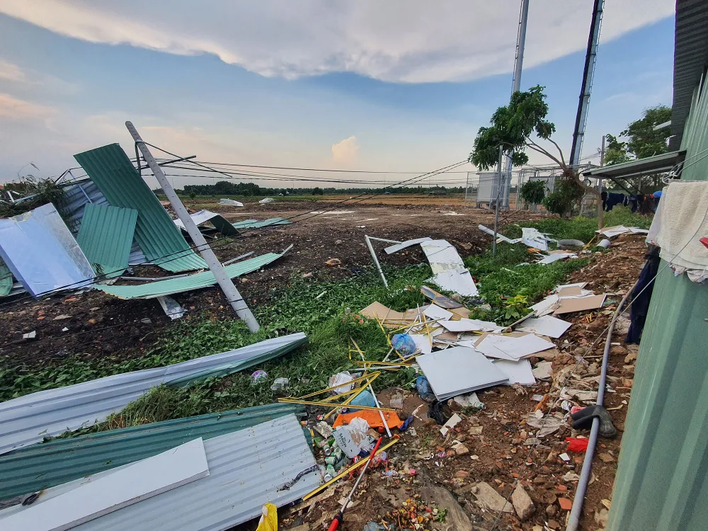 Lốc tốc mái nhà, cây đổ, các công nhân dự án đường Vành Đai 3 phải nấp vào gầm bàn