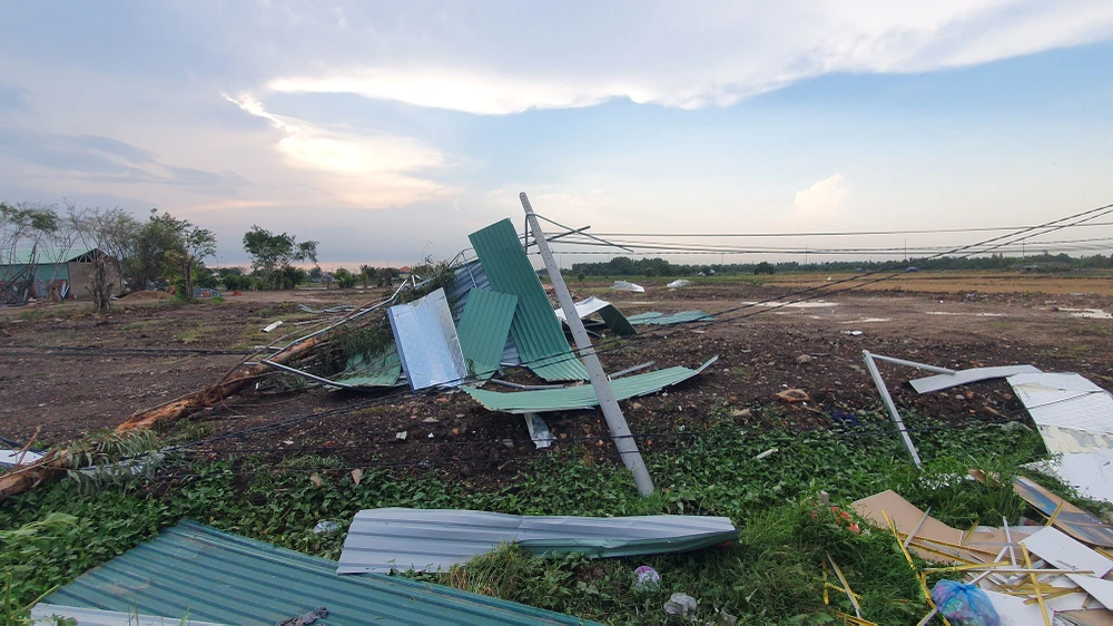 Ảnh hiện trường giông lốc, cây đổ, nhà tạm ở công trường đường Vành Đai 3 tốc mái