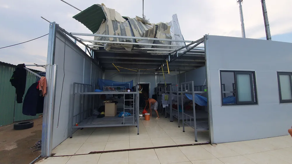 Lốc tốc mái nhà, cây đổ, các công nhân dự án đường Vành Đai 3 phải nấp vào gầm bàn