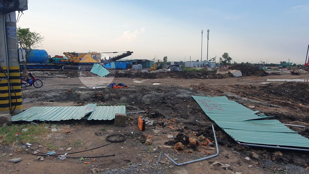 Ảnh hiện trường giông lốc, cây đổ, nhà tạm ở công trường đường Vành Đai 3 tốc mái