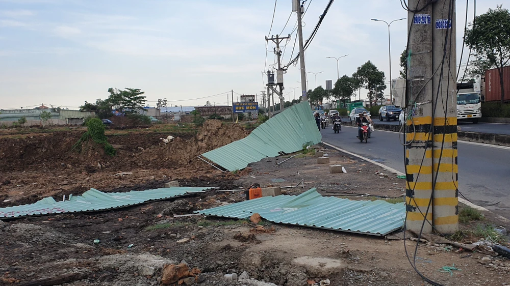 Ảnh hiện trường giông lốc, cây đổ, nhà tạm ở công trường đường Vành Đai 3 tốc mái