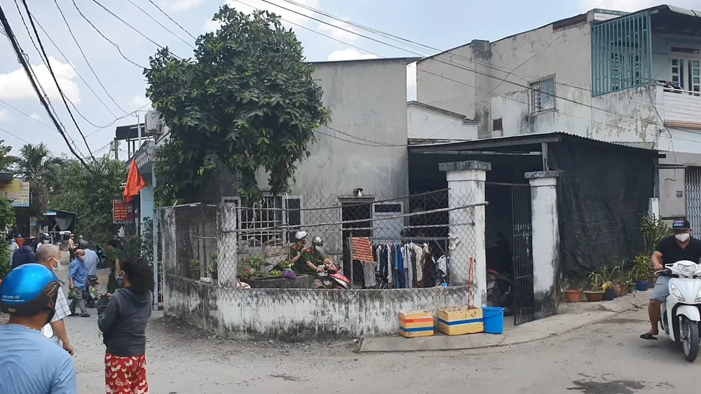 Người đàn ông chết ở căn nhà khóa trái, gần đó là người phụ nữ bị tai biến