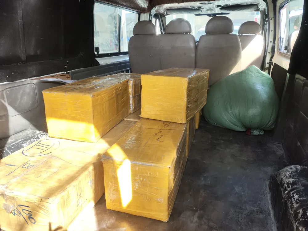 Pháo sau đó được giao qua các chành xe để vận chuyển đi khắp nơi. Ảnh: CA 2 người trong đường dây vận chuyển hơn 6 tạ pháo dùng chành xe giao hàng