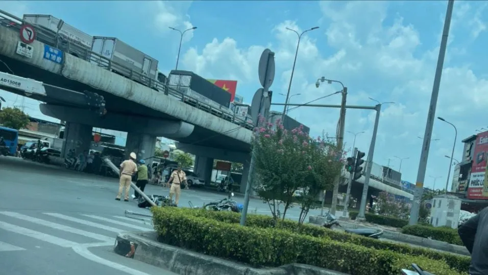 Cột đèn chiếu sáng rơi trúng nhiều người đi xe máy ở Cầu vượt Tân Thới Hiệp