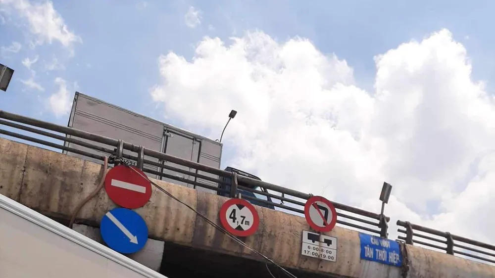 Cột đèn chiếu sáng rơi trúng nhiều người đi xe máy ở Cầu vượt Tân Thới Hiệp