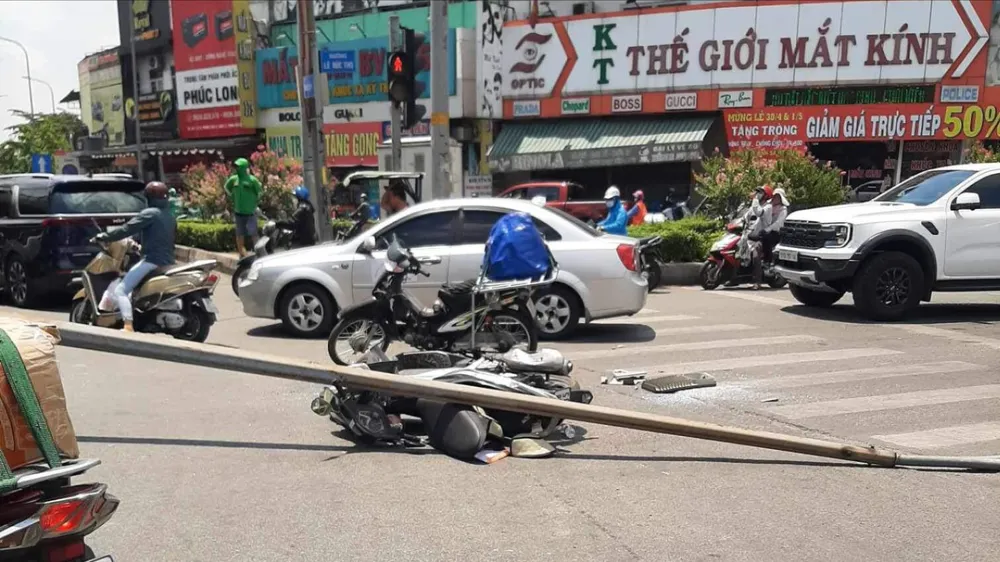 Cột đèn chiếu sáng rơi trúng nhiều người đi xe máy ở Cầu vượt Tân Thới Hiệp