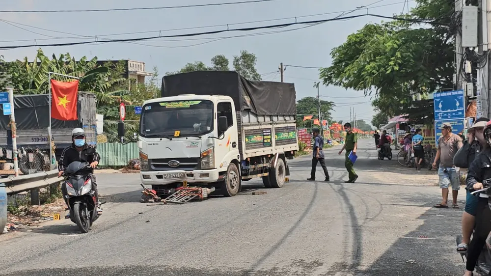 Công an sau đó khám nghiệm hiện trường, điều tra nguyên nhân vụ việc. Ảnh: HT Chạy xe máy đi sửa, người đàn ông bị xe tải tông tử vong ở Bình Chánh