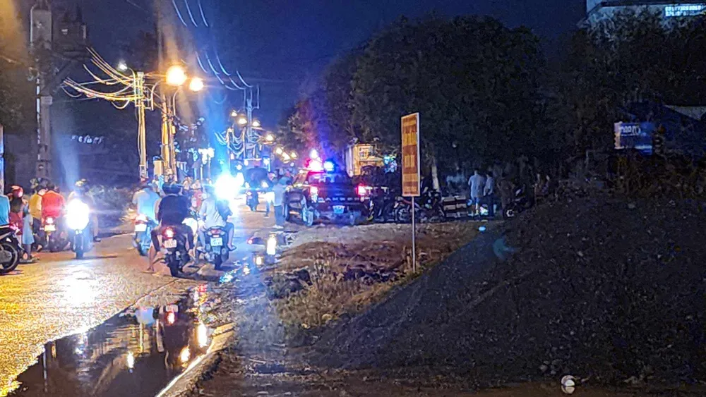 Công an phong tỏa hiện trường, lấy lời khai làm rõ vụ việc. Ảnh: HT Người đàn ông mất tích được phát hiện chết dưới kênh tiêu ở Hóc Môn