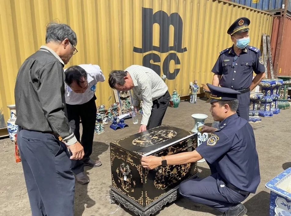 Số cổ vật được cơ quan chức năng phát hiện trong container được khai là chứa bàn ghế gỗ, mới 100%. Ảnh: HT Điều tra vụ buôn lậu hàng chục cổ vật trăm tuổi từ Pháp về Việt Nam