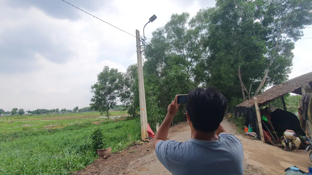 Nhiều người chỉ biết đứng nhìn người đàn ông bị điện giật, chết trên cột điện