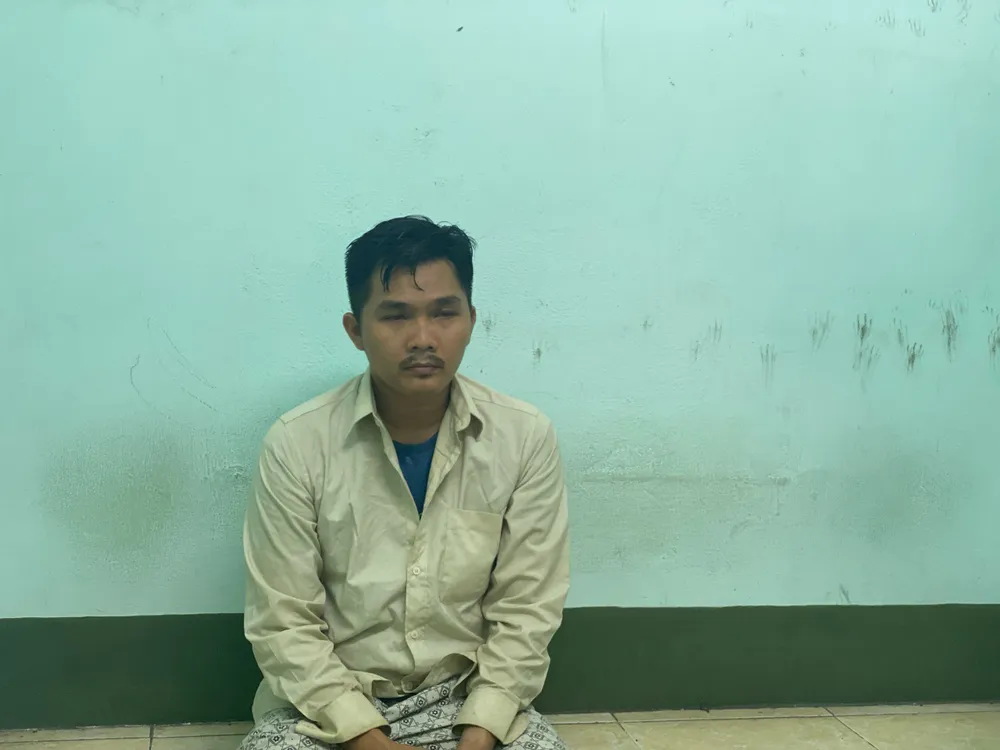 Công an khởi tố, bắt giam ông Tùng về hành vi vận chuyển hàng cấm là pháo nổ. Ảnh: CA Bắt chủ kho hàng ở Hóc Môn vì giúp vận chuyển hơn nửa tấn pháo nổ