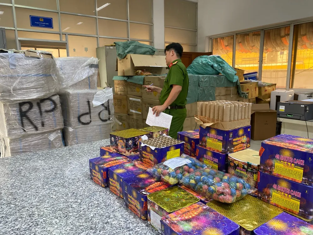 Số lượng lớn pháo nổ nhập lậu bị công an thu giữ. Ảnh: HT Bắt chủ kho hàng ở Hóc Môn vì giúp vận chuyển hơn nửa tấn pháo nổ