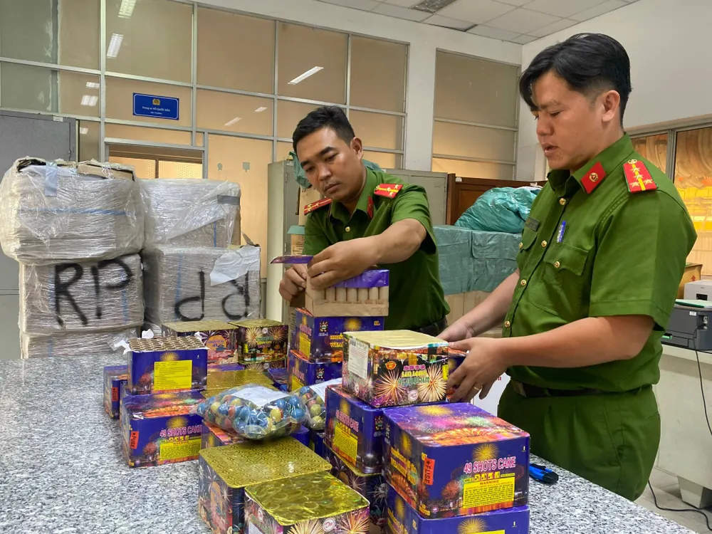 Hiện vụ việc đang được Công an huyện Hóc Môn tiếp tục điều tra, làm rõ. Ảnh: HT bat-chu-kho-hang-o-hoc-mon-vi-giup-van-chuyen-hon-nua-tan-phao-no-9.jpg