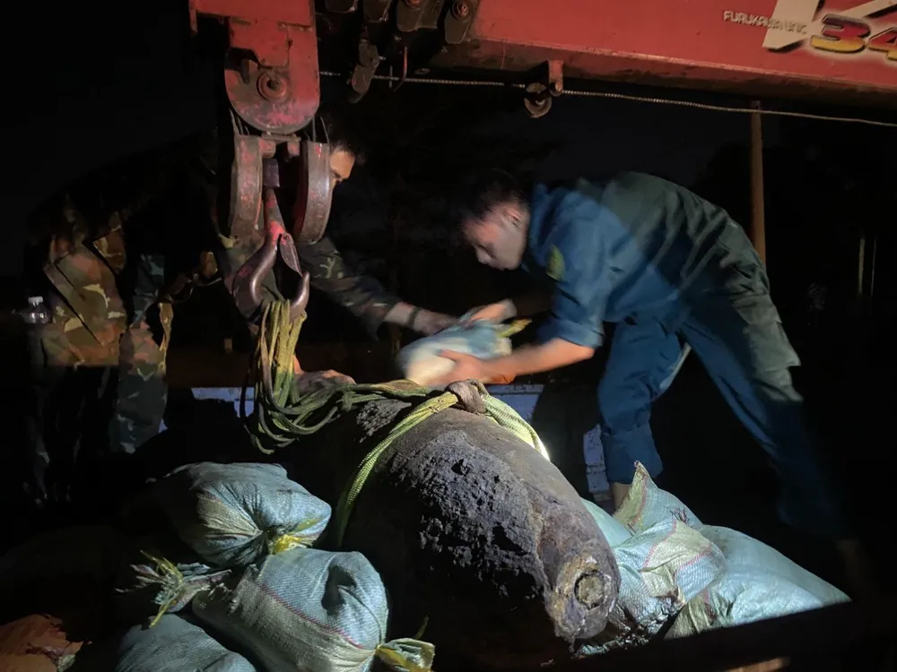 Đến khuya ngày 17-5, cơ quan chức năng đã đưa quả bom nói trên về khu xử lý an toàn. Ảnh: TT Phát hiện bom khủng, nặng 350kg khi san lấp đất ở Bình Chánh