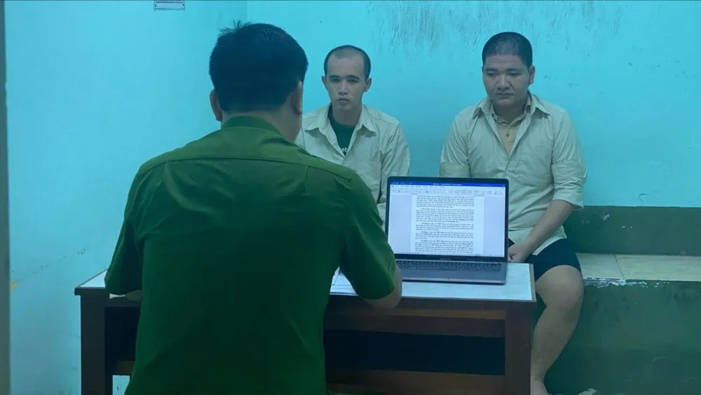 Tuấn (bên trái) và Thiên (bên phải) tại cơ quan điều tra. Ảnh: T. Vân Đường dây mỗi ngày đưa hàng trăm giấy tờ giả từ Campuchia về TP.HCM tiêu thụ