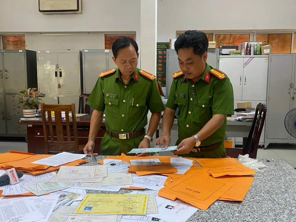Công an thu giữ một lượng lớn giấy tờ, bằng cấp giả. Ảnh: T. Vân Đường dây mỗi ngày đưa hàng trăm giấy tờ giả từ Campuchia về TP.HCM tiêu thụ
