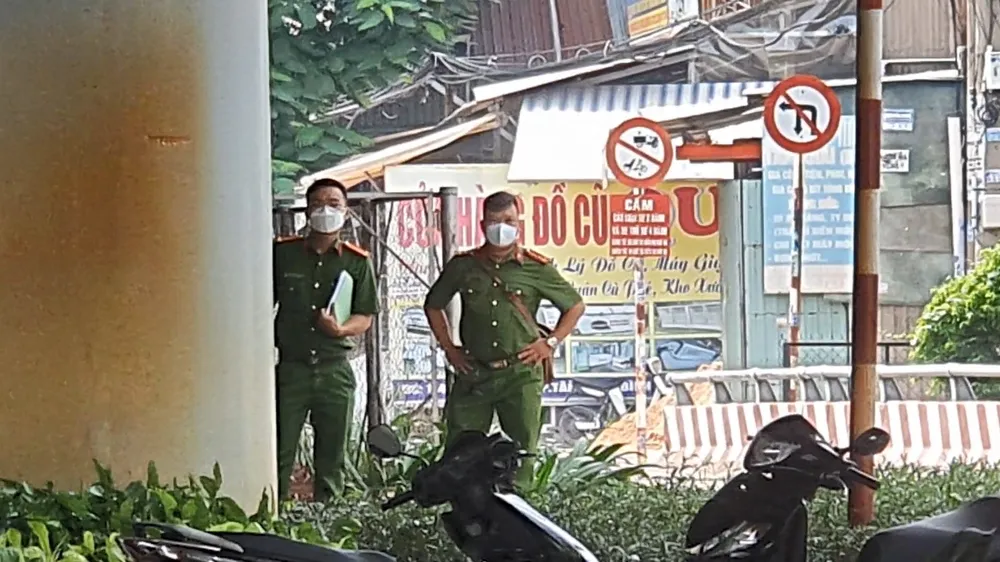 Công an phong tỏa hiện trường, khám nghiệm điều tra nguyên nhân tử vong của người đàn ông. Ảnh: NT Người đàn ông chết bất thường dưới gầm cầu vượt Tỉnh lộ 10