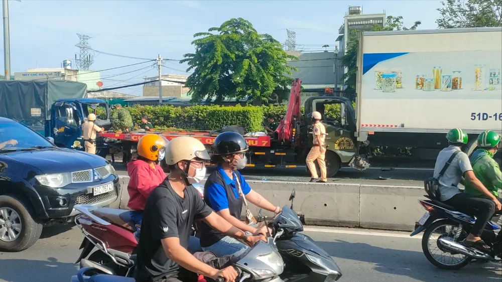 Tông 5 xe liên hoàn khiến 1 người mắc kẹt, Quốc lộ 1 ùn ứ kéo dài