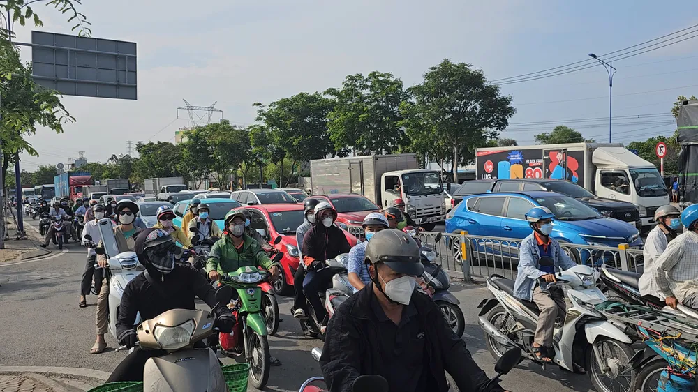 Ảnh hưởng từ tai nạn khiến giao thông qua khu vực ùn ứ nghiêm trọng. Ảnh: HT Va chạm xe tải ở giao lộ Võ Trần Chí - Trần Văn Giàu, 1 người chết