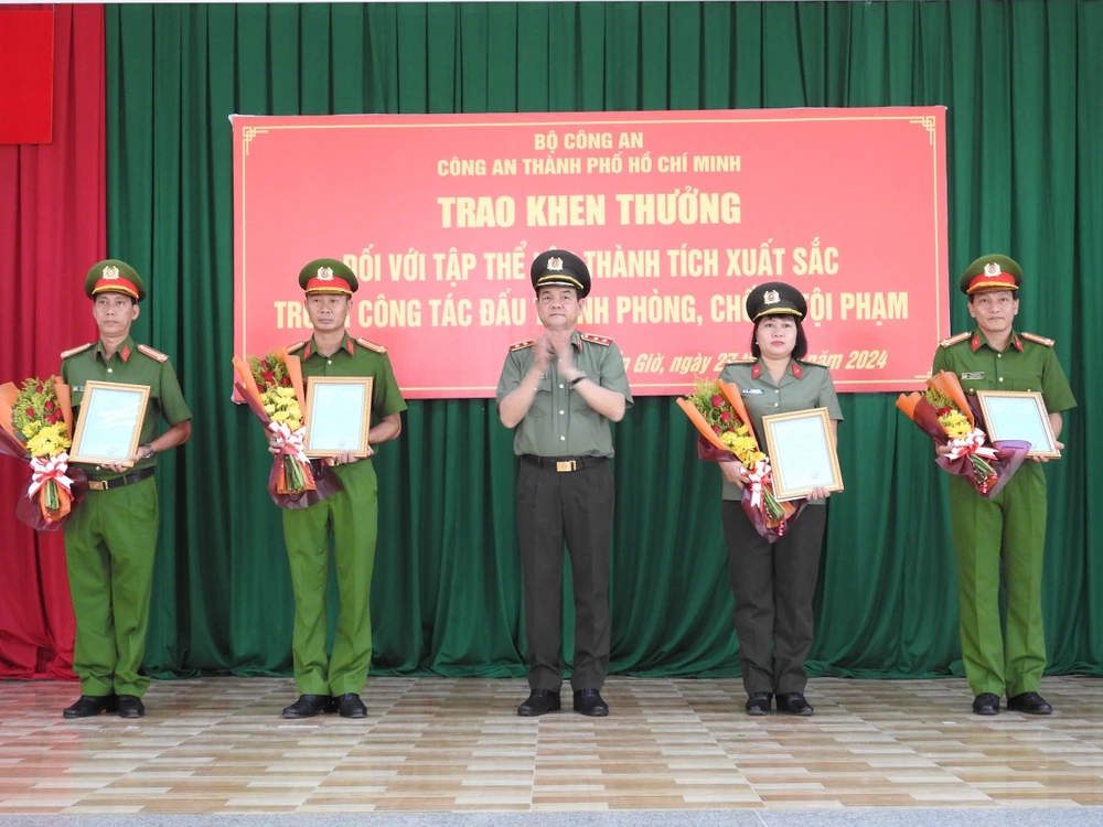 Giám đốc Công an TP.HCM (giữa) trao khen thưởng cho các đơn vị có thành tích xuất sắc trong việc tham gia phá án. Ảnh: CA Công an TP.HCM khen thưởng 4 đơn vị phá nhanh vụ giết cô gái, giấu xác trong vali ở Vũng Tàu