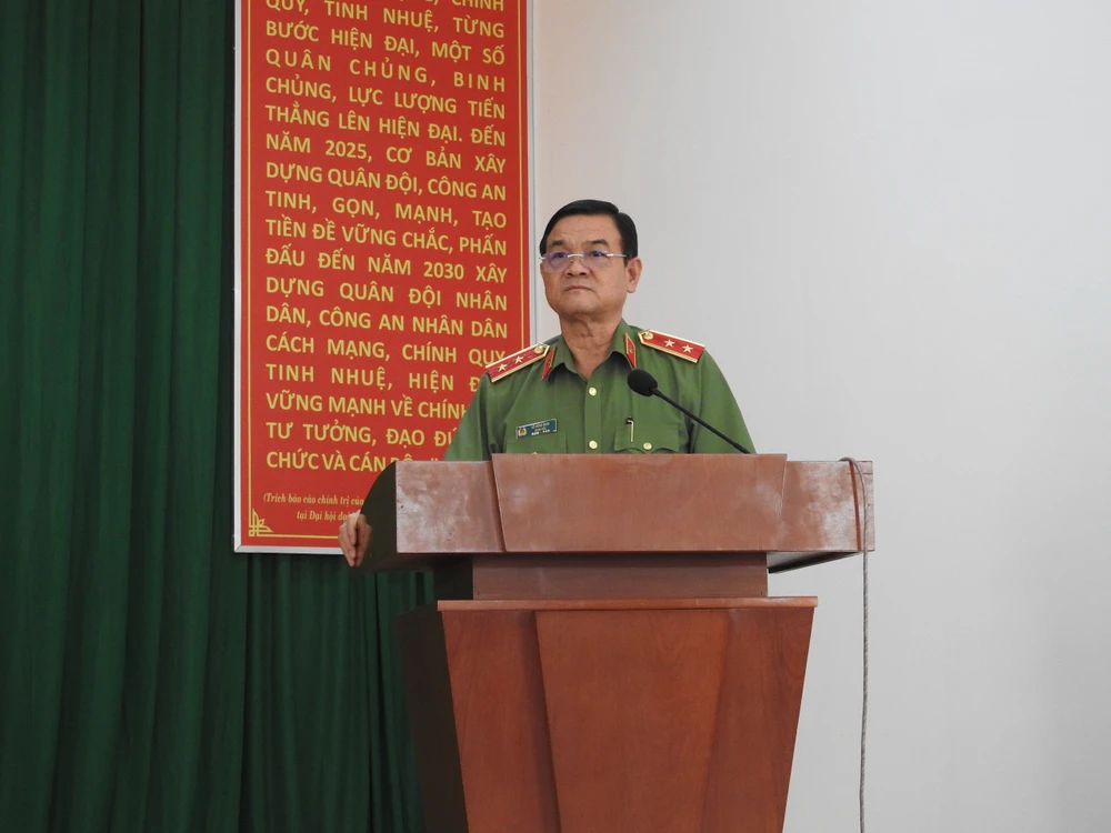 Trung tướng Lê Hồng Nam, Giám đốc Công an TP.HCM phát biểu tại buổi khen thưởng. Ảnh: CA Công an TP.HCM khen thưởng 4 đơn vị phá nhanh vụ giết cô gái, giấu xác trong vali ở Vũng Tàu