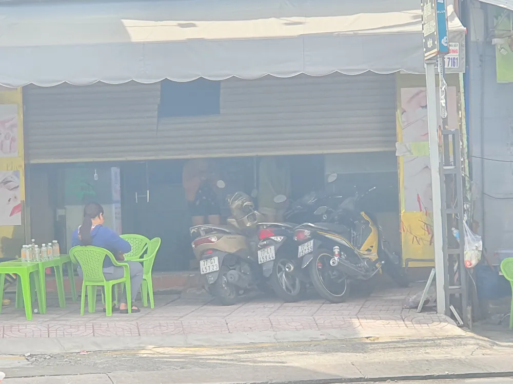 Cháy tiệm spa, cửa cuốn mất điện, 4 nhân viên thoát sang mái nhà hàng xóm