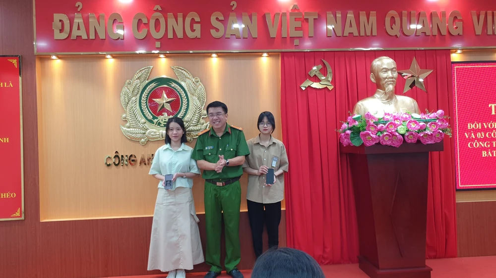 Thiếu nữ cùng hai người đàn ông bắt cướp giật ở Gò Vấp được khen thưởng