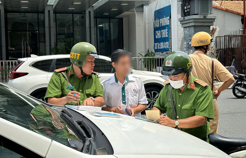 Trong thời gian tới, Đội CSGT-TT, Công an quận 3 tiếp tục tuần tra, xử lý các vi phạm liên quan đến các xe taxi hoạt động chở khách trên địa bàn. Ảnh: YT Công an tuần tra, các ‘xe taxi tráo tiền’ ở quận 1, quận 3 “vắng bóng”