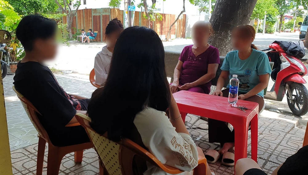 Gia đình em A đã yêu cầu những em đã đánh A và người thân tới để cùng nói chuyện, đưa ra biện pháp quản lý, giáo dục con cái. Ảnh: NT Nữ sinh 12 tuổi bị bạn đánh, quay clip khi chơi cách nhà vài trăm mét