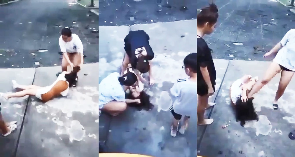 Hình ảnh lan truyền trên mạng cho thấy có ba clip em A bị hai bạn lớn tuổi hơn đánh đập. Ảnh cắt từ clip Nữ sinh 12 tuổi bị bạn đánh, quay clip khi chơi cách nhà vài trăm mét