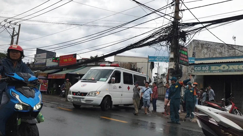 Đến khoảng 10 giờ trưa 9-6, thi thể nạn nhân được đưa khỏi hiện trường vụ cháy. Ảnh: NT Cháy nhà trọ, một người phụ nữ tử vong nghi tự thiêu ở Bình Tân
