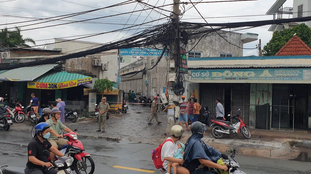Cơ quan chức năng phong tỏa con hẻm 357 Tân Hòa Đông để phục vụ công tác khám nghiệm hiện trường, điều tra vụ cháy nhà trọ. Ảnh: NT Cháy nhà trọ, một người phụ nữ tử vong nghi tự thiêu ở Bình Tân