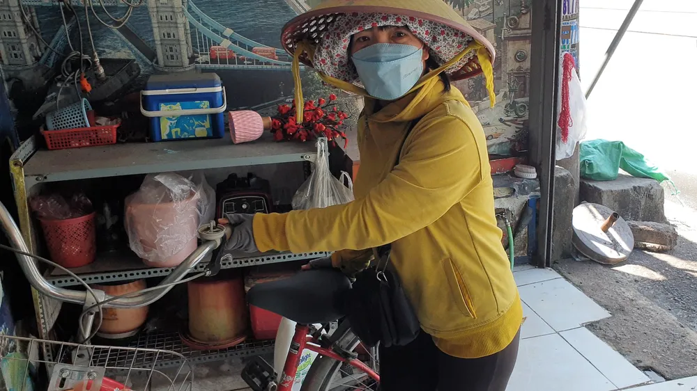 Chị Phi cho biết sau khi đến cửa hàng để mua gói 4G thì bị mất sạch tiền trong tài khoản ngân hàng. Ảnh: NT Người phụ nữ bán vé số mất hết tiền dành dụm sau khi mua gói 4G