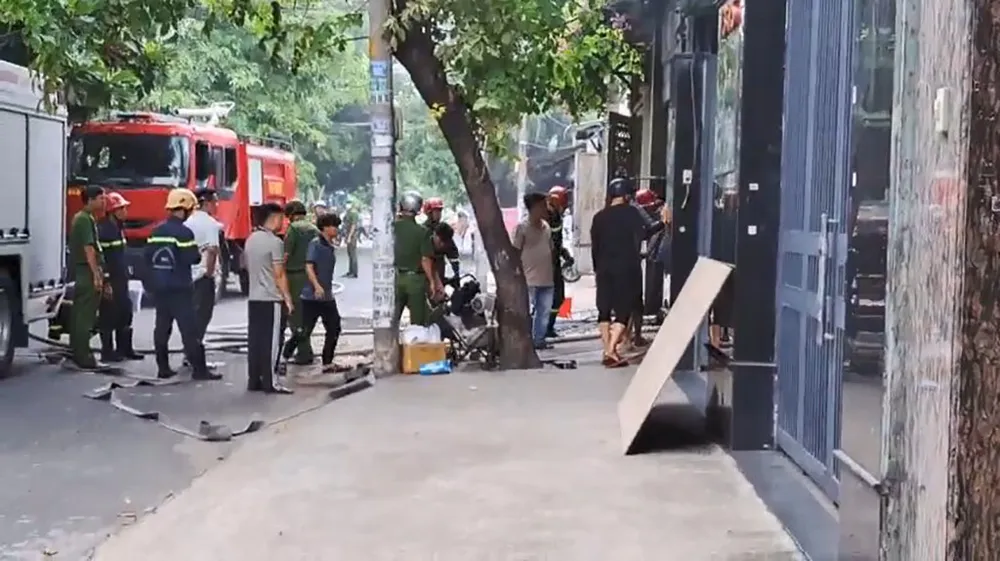 Cháy tiệm làm biển quảng cáo ở Tân Phú, nhiều người xông vào dập lửa