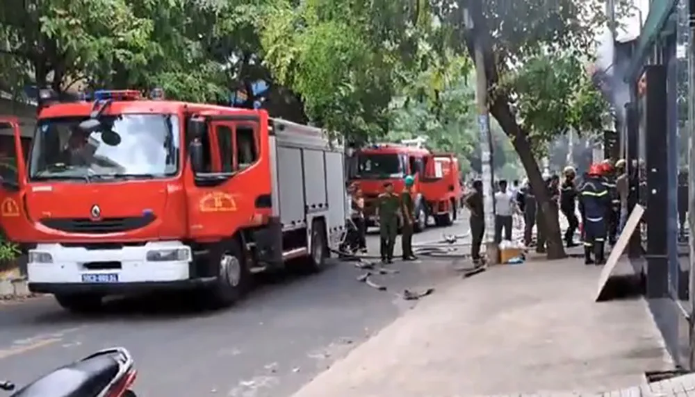 Cháy tiệm làm biển quảng cáo ở Tân Phú, nhiều người xông vào dập lửa