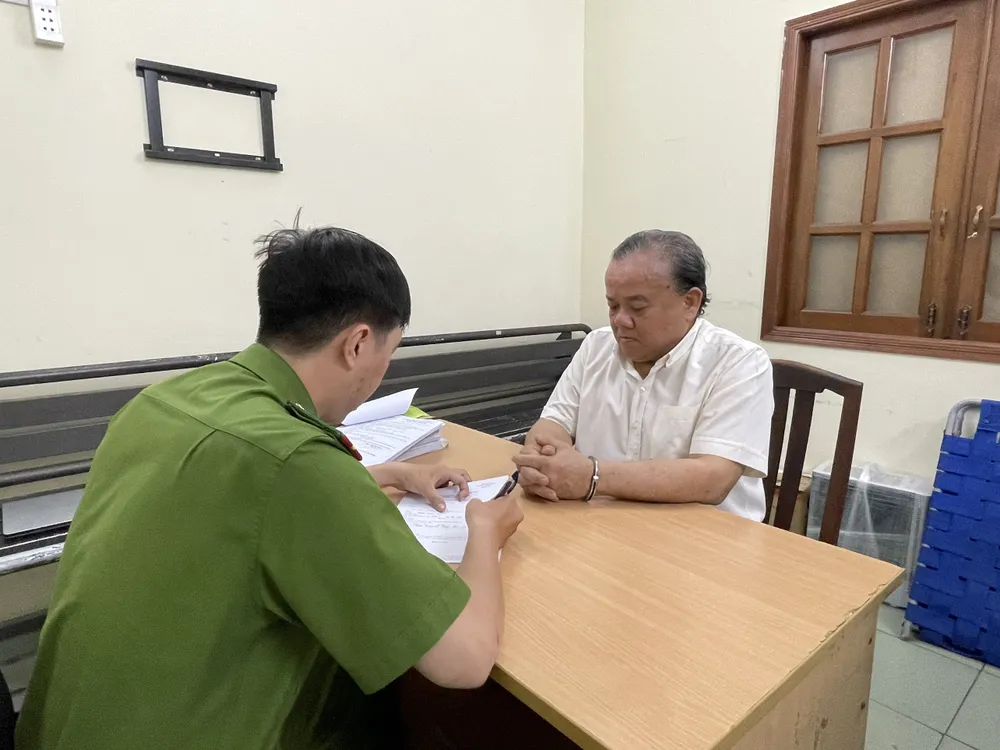 Công an TP.HCM đã khởi tố ông Vũ về tội lừa đảo. Ảnh: CA Người phụ nữ bị Phó Trưởng ban nội chính trung ương ‘dỏm’ lừa hơn 30 tỉ đồng