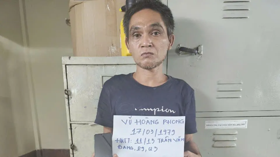 Công an quận 3 nhanh chóng xác định, bắt giữ Phong. Ảnh: CA Bắt người đàn ông trộm chiếc điện thoại mà bé trai giấu giúp chủ tiệm bánh tiêu