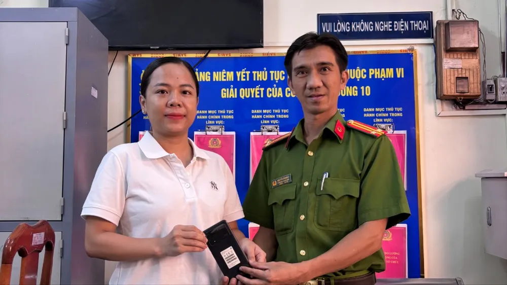 Công an đã trả lại chiếc điện thoại cho chị Hoài. Ảnh: CA Bắt người đàn ông trộm chiếc điện thoại mà bé trai giấu giúp chủ tiệm bánh tiêu
