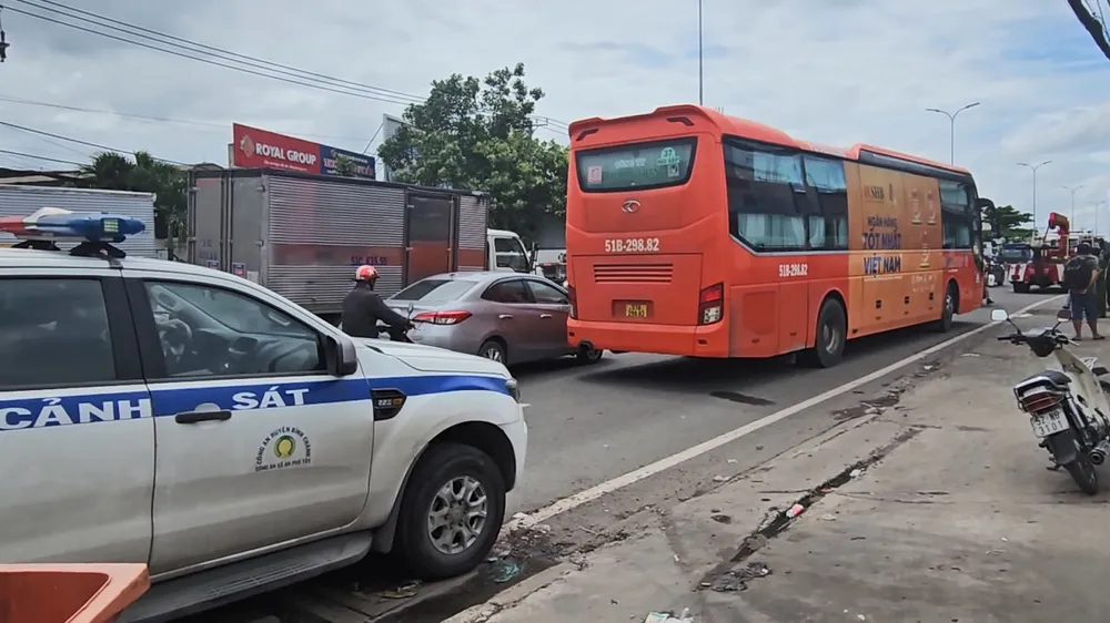 Cảnh sát sau đó phong tỏa, xử lý hiện trường, phân luồng điều tiết giao thông. Ảnh: HT Nghi tránh xe đạp chở đồ, người đàn ông bị xe khách cán tử vong