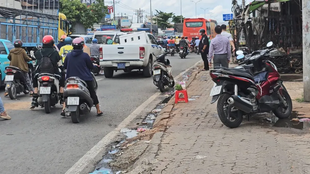 Vụ tai nạn khiến người đàn ông đi xe máy tử vong tại chỗ. Ảnh: HT Nghi tránh xe đạp chở đồ, người đàn ông bị xe khách cán tử vong