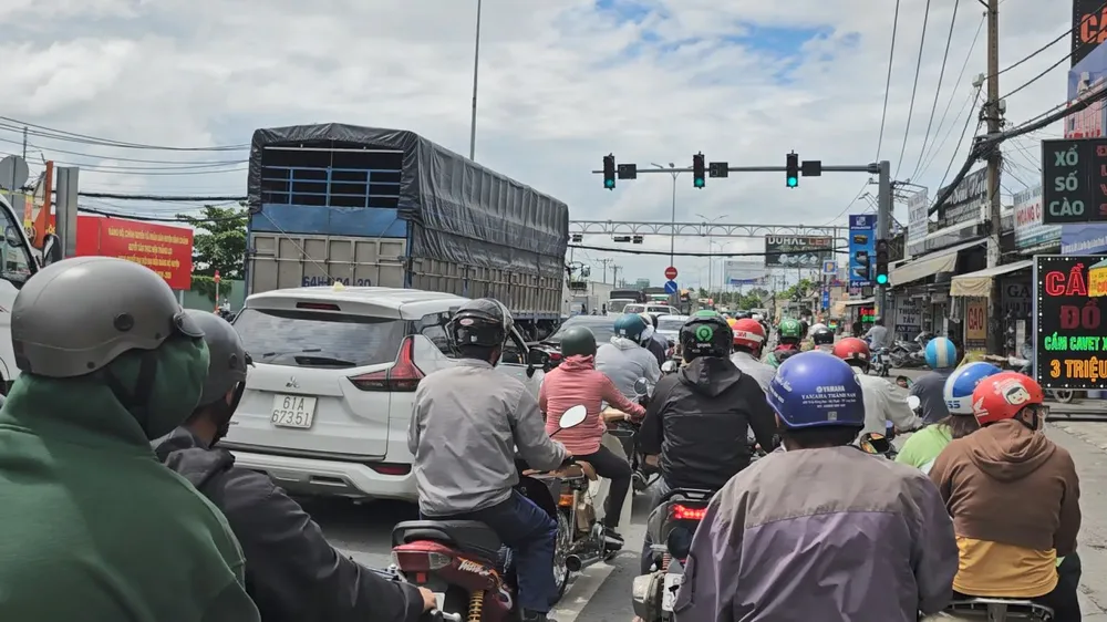 Ảnh hưởng từ tai nạn khiến giao thông qua khu vực ùn ứ. Ảnh: HT Nghi tránh xe đạp chở đồ, người đàn ông bị xe khách cán tử vong