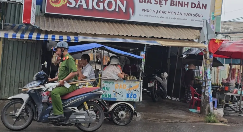 Công an thu giữ một số tang vật liên quan trong vụ việc. Ảnh: HT Nhóm người cầm hung khí rượt đuổi, chém nhau khiến hai người bị thương