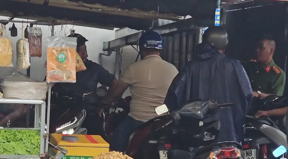 Công an trích xuất hình ảnh camera an ninh khu vực để điều tra, truy xét. Ảnh: HT Nhóm người cầm hung khí rượt đuổi, chém nhau khiến hai người bị thương